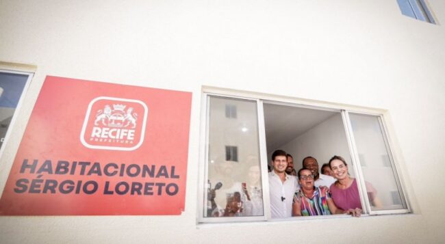 João Campos entrega apartamentos no habitacional Sérgio Loreto